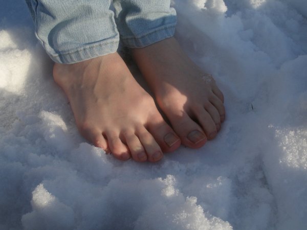 Босые ноги на снегу