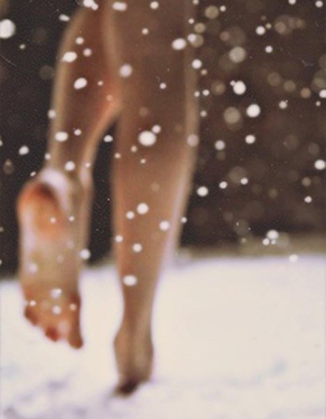 Ноги девушки в снегу