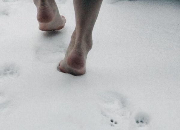 Босые ножки на снегу