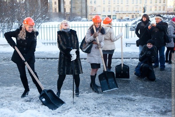 Для уборки снега дворника