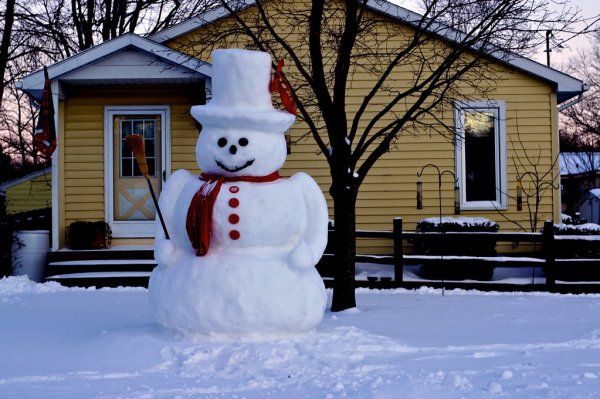 Красивый Снеговик на улице