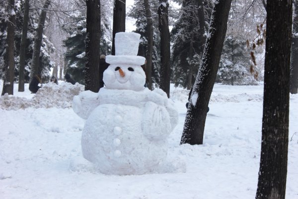 Снеговик из снега