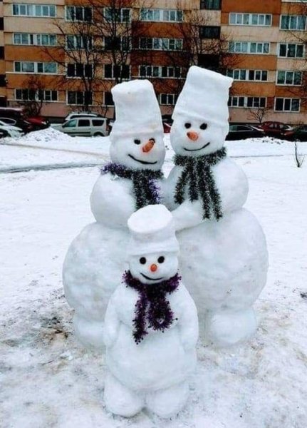 Веселые Снеговики из снега