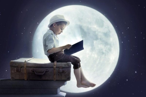 Мальчик сидит на Луне