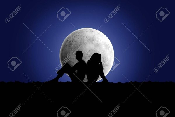 Мальчик и девочка под луной