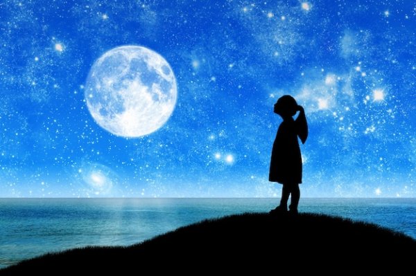 Силуэт мальчика на фоне звездного неба