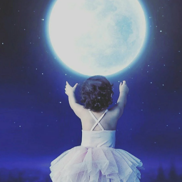 Маленькая девочка на Луне