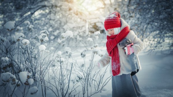 Девушка в шарфе и варежках