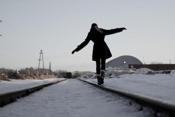 Уходящая девушка зимой