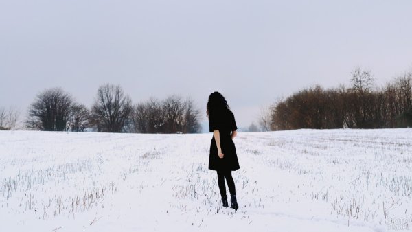 Девушка зимой со спины
