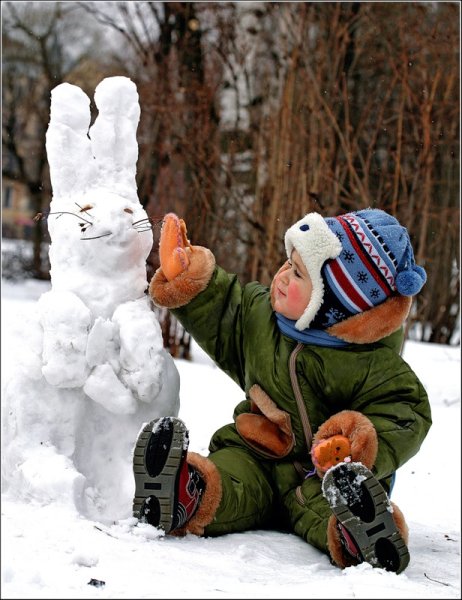 Дети играют в снегу