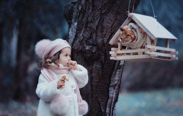 Девочка с птичкой зимой