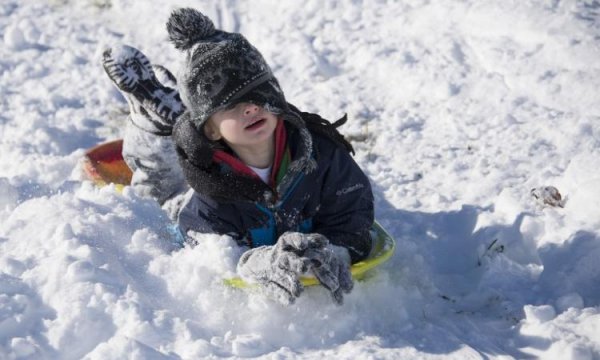 Ребенок в сугробе