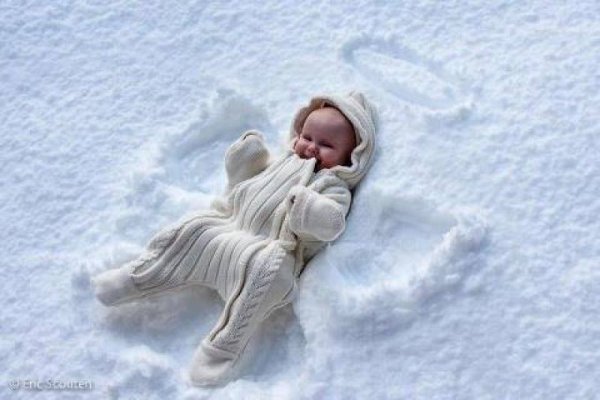 Малыш в снегу