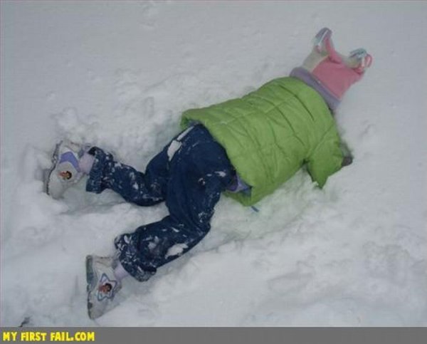 Ребенок лежит на снегу