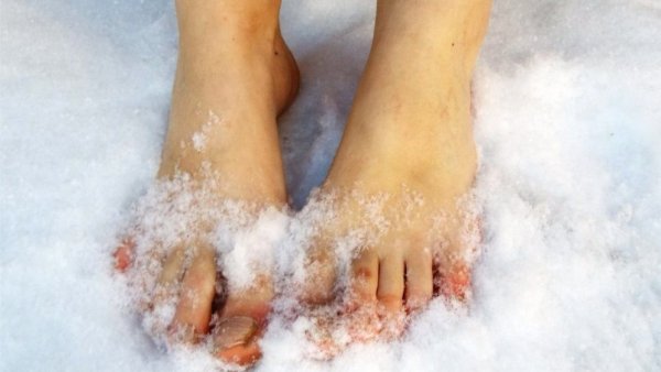 Ноги девушки в снегу