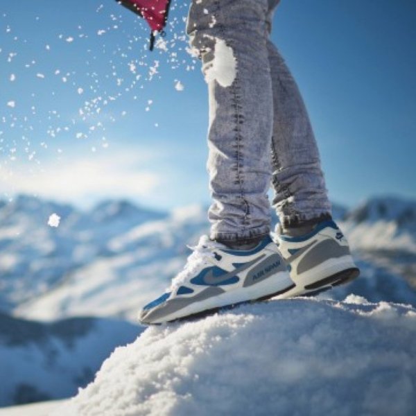 Кроссовки на снегу