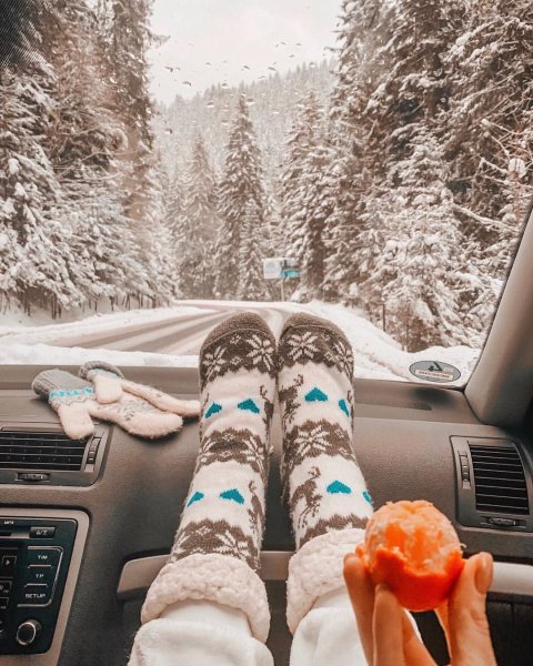 Ноги на панели машины в носках