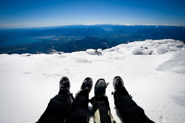 Ноги на фоне снежных гор