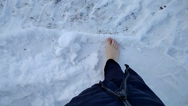 Ноги идут по снегу