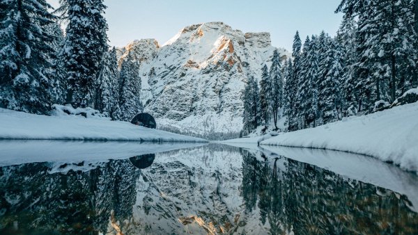 Горы снег река