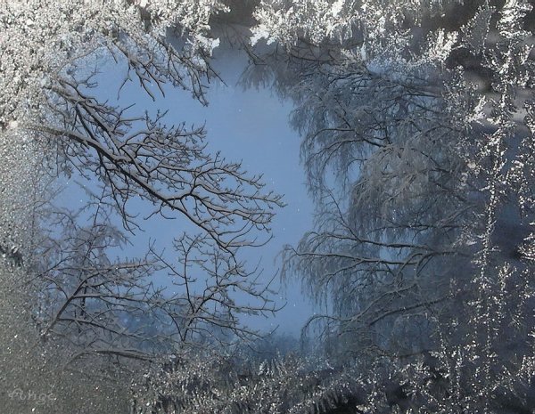 Снег за окном кружит