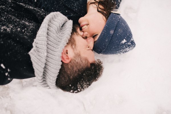 Влюбленные валяются в снегу