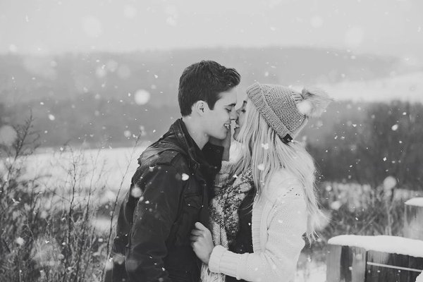 Парень с девушкой зимой