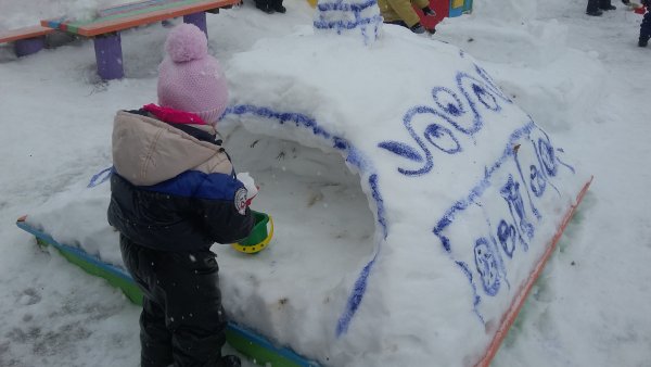 Зимние постройки по теме космос