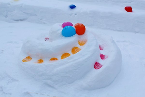 Постройка из снега торт