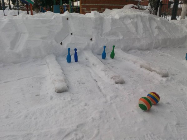 Снежные постройки в детском саду