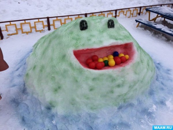 Зимние постройки на участке детского сада