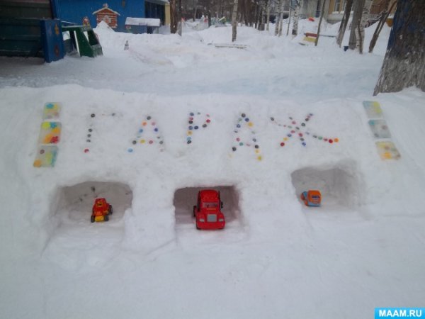 Постройки из снега в детском саду на участке