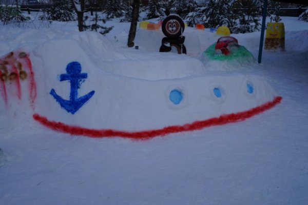 Постройки из снега в детском саду