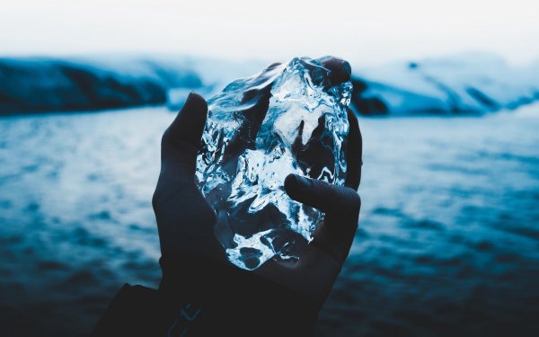 Ледяное сердце в руках