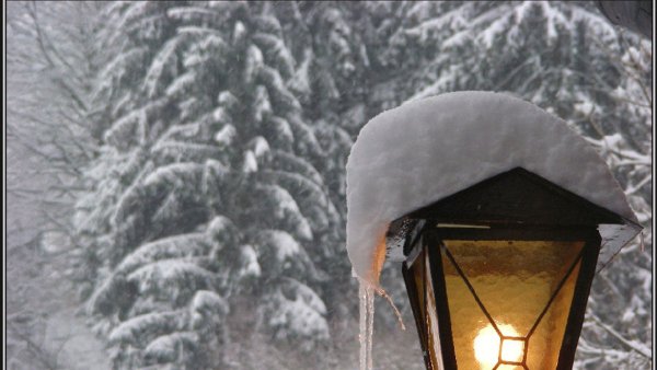 Фонарь и падающий снег