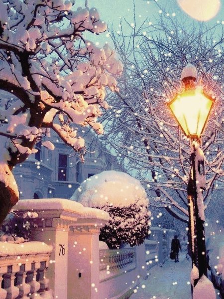 Зимний уличный фонарь