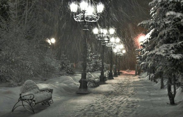 Темная улица зимой