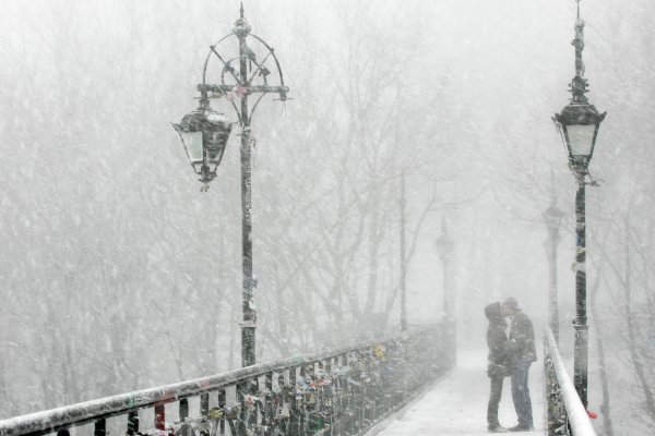 Двое в заснеженном городе