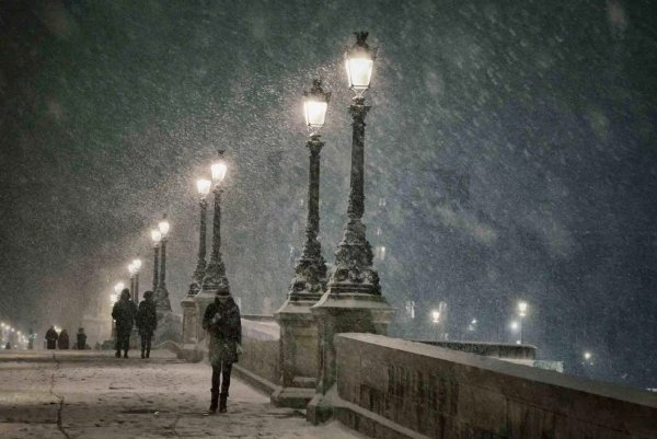 Зимняя Мостовая с фонарями