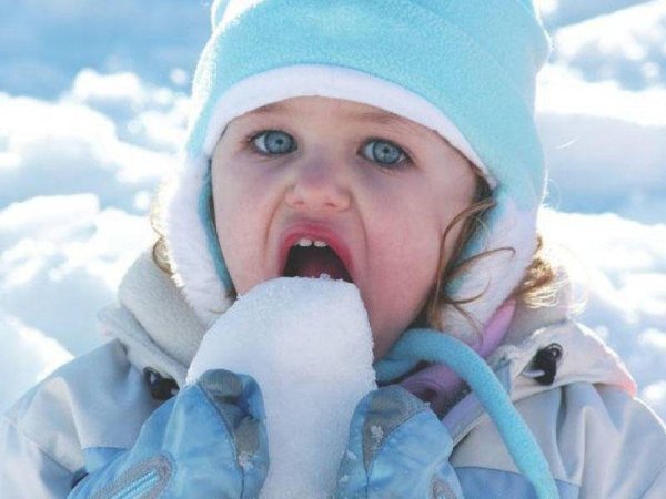 Ребенок ест снег