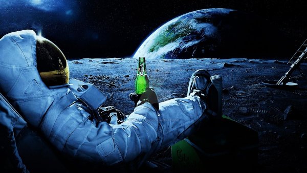 Космонавт пьет пиво на Луне