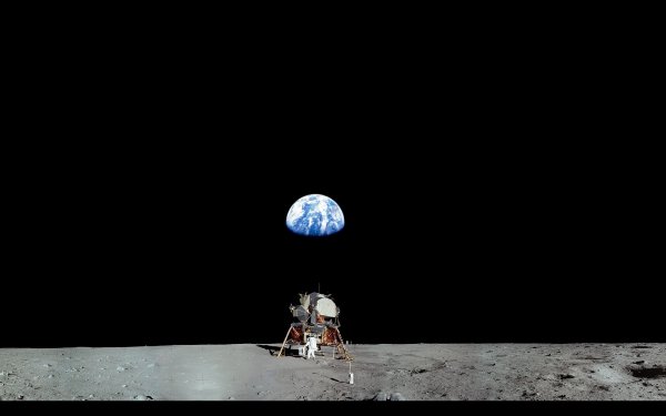 Космонавт сидит на планете