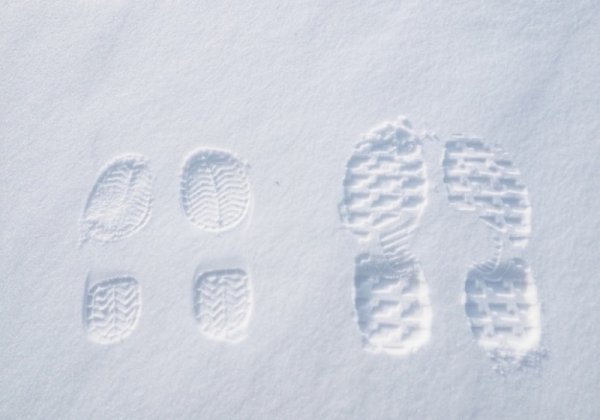 Детские следы на снегу