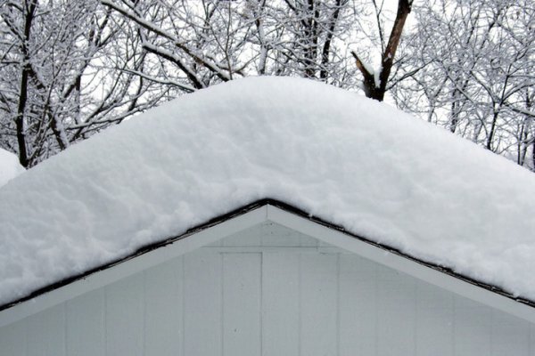 Снежная шапка на крыше