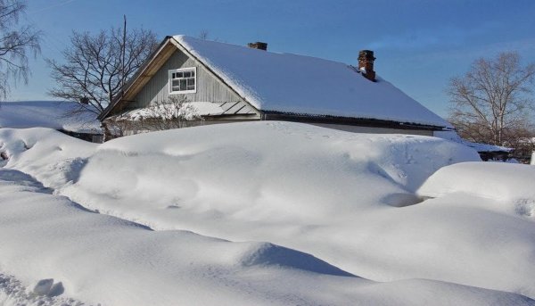 Зимние сугробы в деревне
