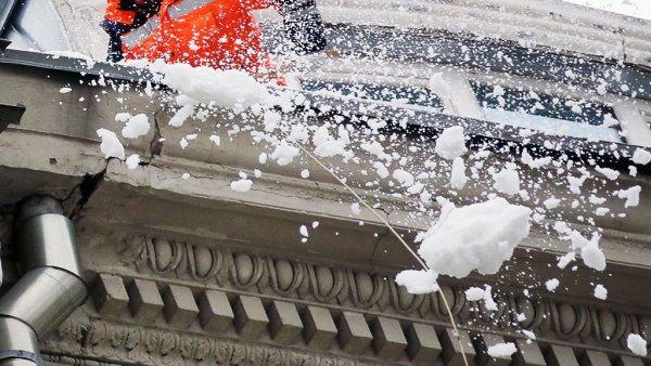 Снег падает с крыши