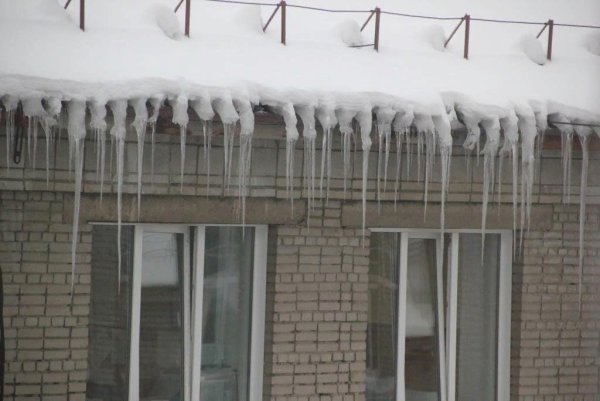 Сосульки на частном доме