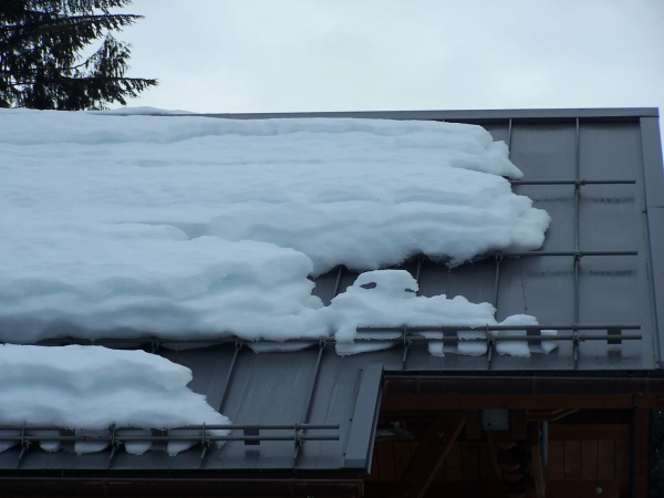 Сход снега с кровли