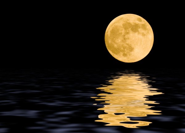 Отражение Луны в реке